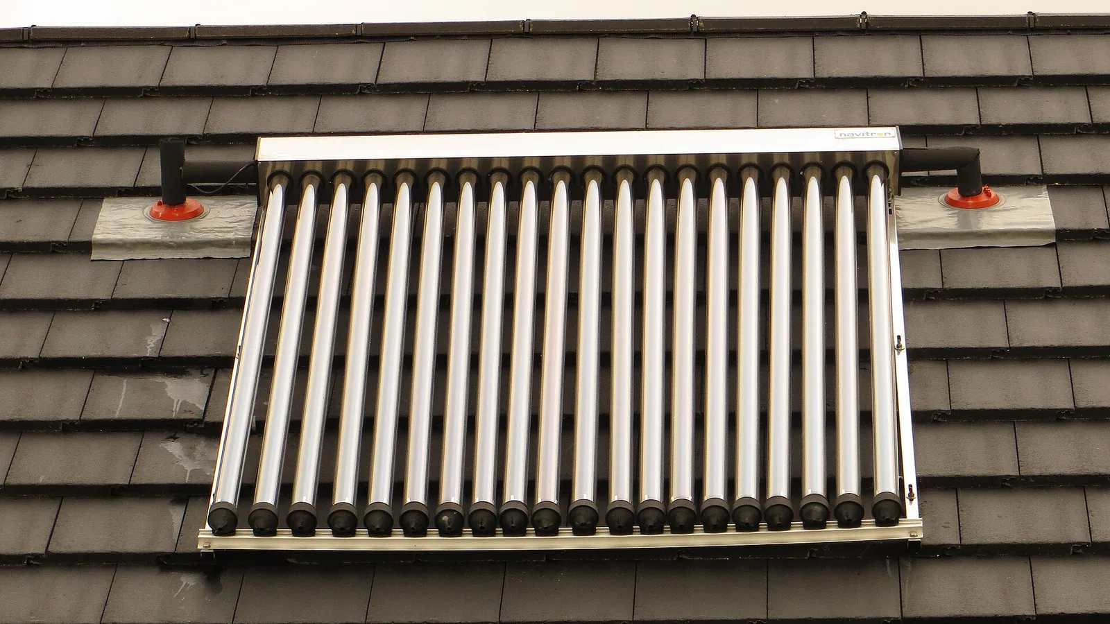 Captador solar térmico en la cubierta de una vivienda